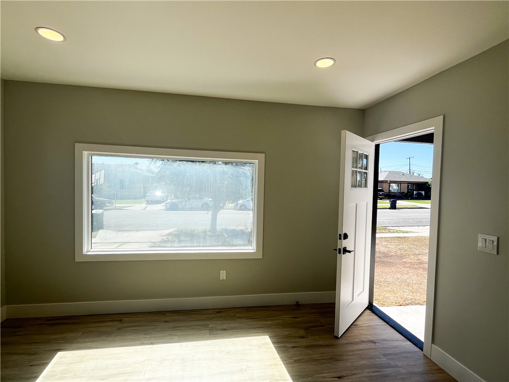 961 West Laurel Street Compton, CA 90220 - Photo 4 of 26