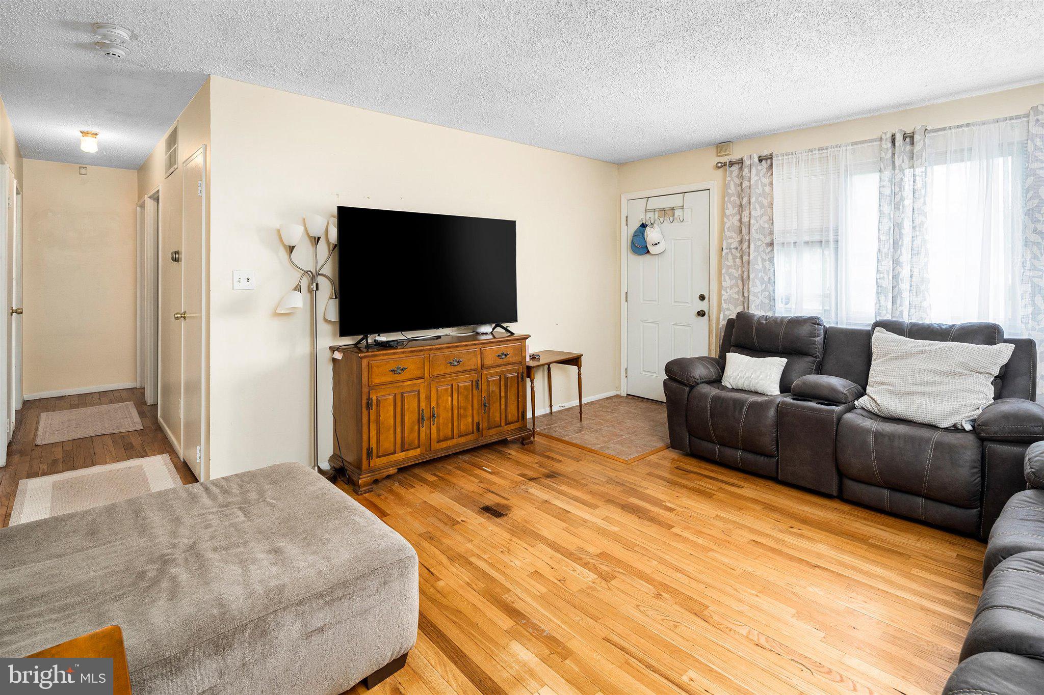 16 Glendon Road Hamilton, NJ 08610 - Photo 4 of 26