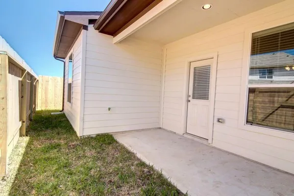 a view of a house with backyard