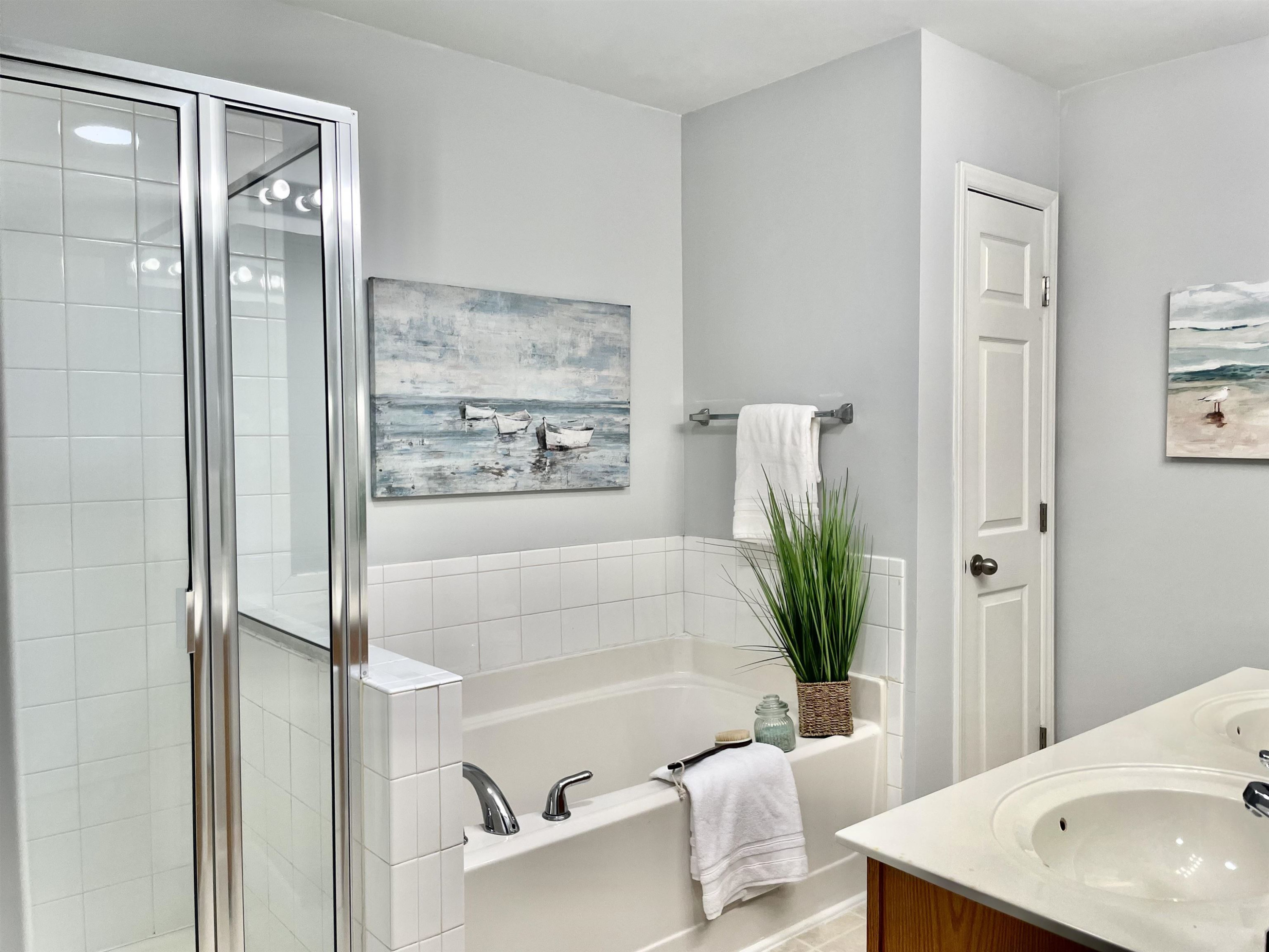 8621 Neuse Club Lane, Unit 109 Raleigh, NC 27616 - Photo 17 of 21 a bathroom with a bathtub and a sink
