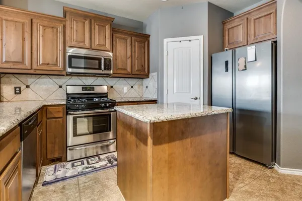 $2,500 | 5109 Glen Meadow Drive, Arlington, TX 76001