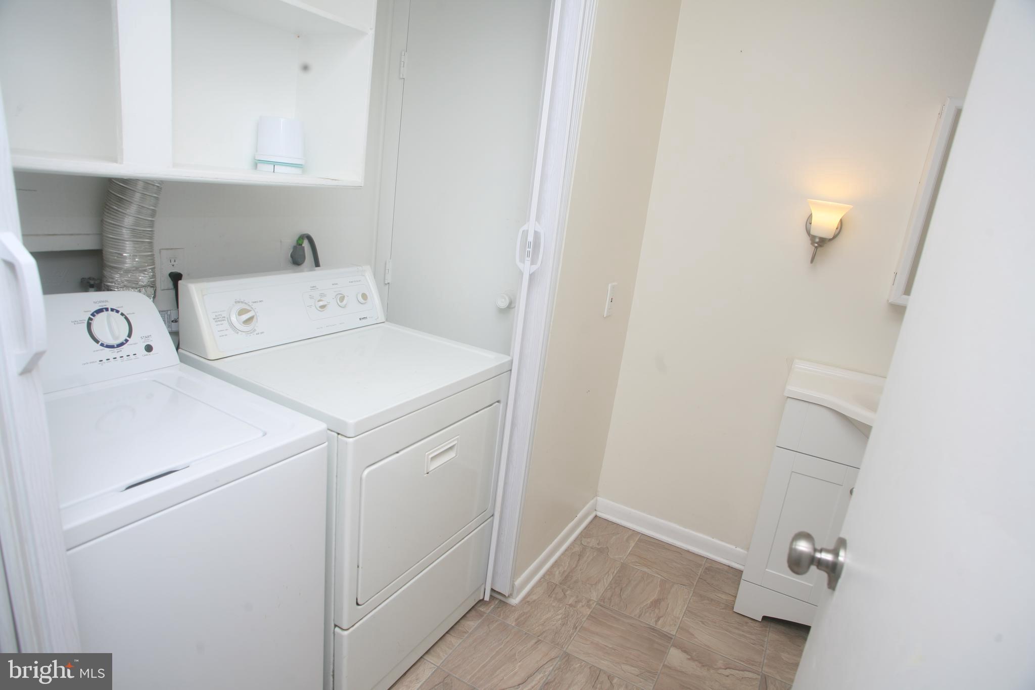 5818 Royal Ridge Drive, Unit Q Springfield, VA 22152 - Photo 5 of 11 Full-sized washer & dryer