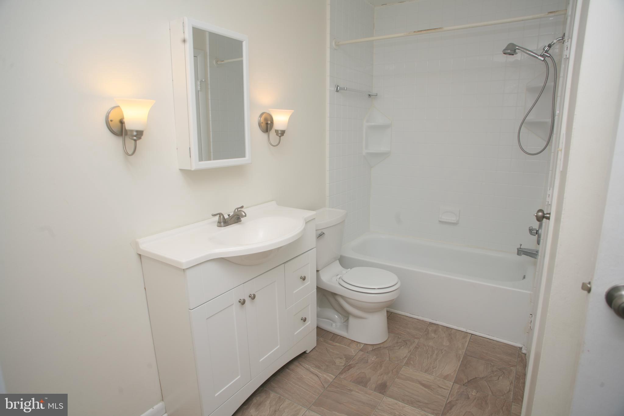 5818 Royal Ridge Drive, Unit Q Springfield, VA 22152 - Photo 6 of 11 Spacious Bathroom