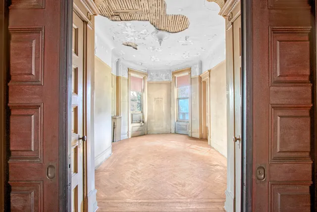 a view of a livingroom with furniture and windows