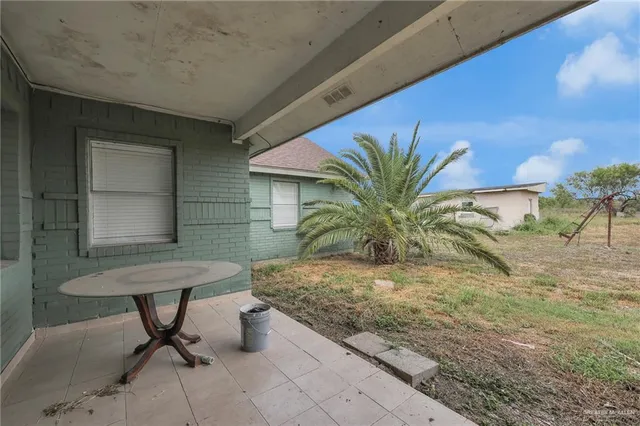 a view of a house with a backyard
