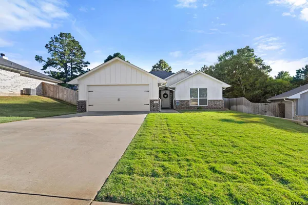 $299,900 | 19890 Meadow W Lane, Flint, TX 75762