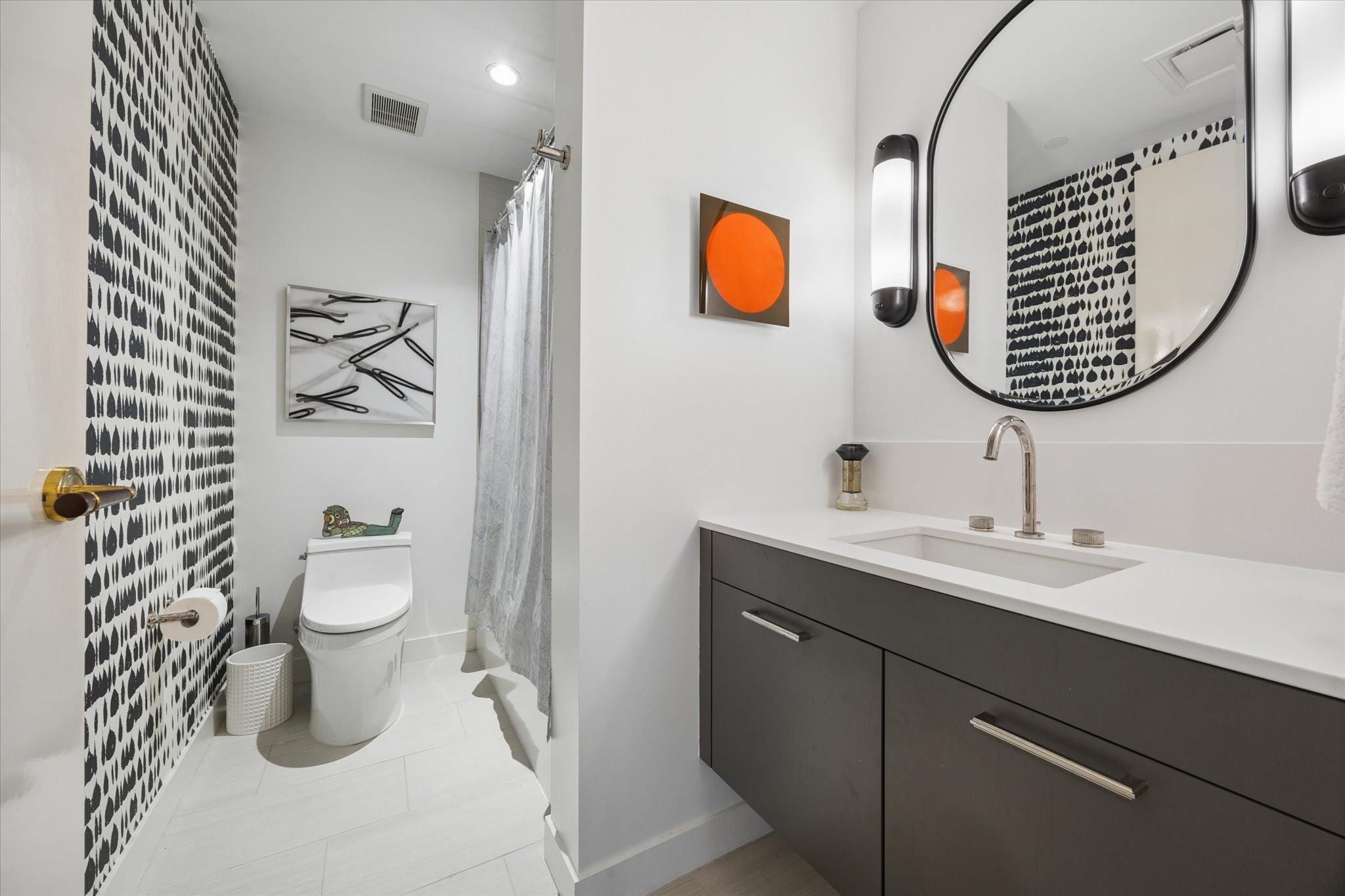 3433 Westheimer Road, Unit 504 Houston, TX 77027 - Photo 14 of 20 Secondary bathroom should always be fun and creative.