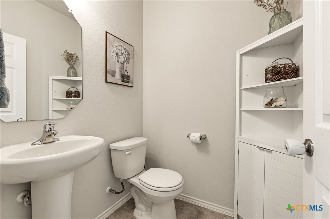2044 Mallard Court Copperas Cove, TX 76522 - Photo 12 of 41 a bathroom with a toilet a sink and a mirror