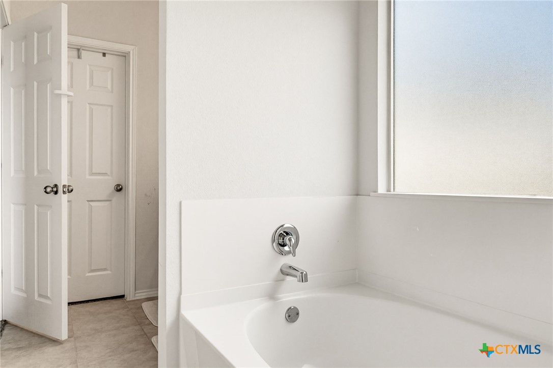 2044 Mallard Court Copperas Cove, TX 76522 - Photo 18 of 41 a bathroom with a bathtub