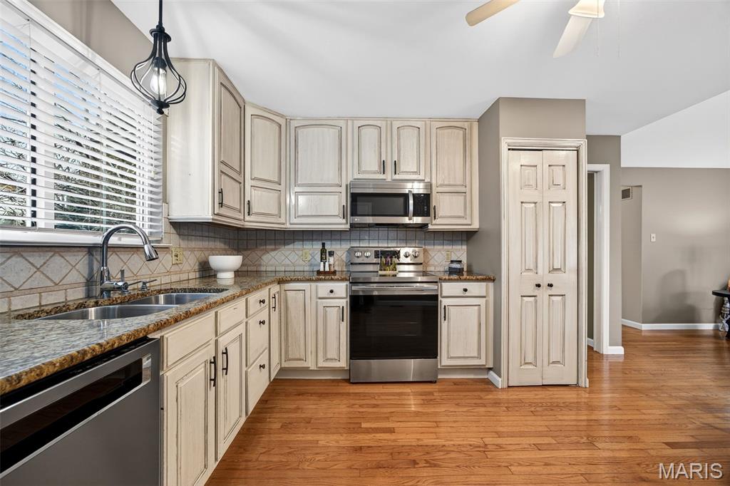 1925 Dewitt Ridge Drive Chesterfield, MO 63017 - Photo 16 of 54