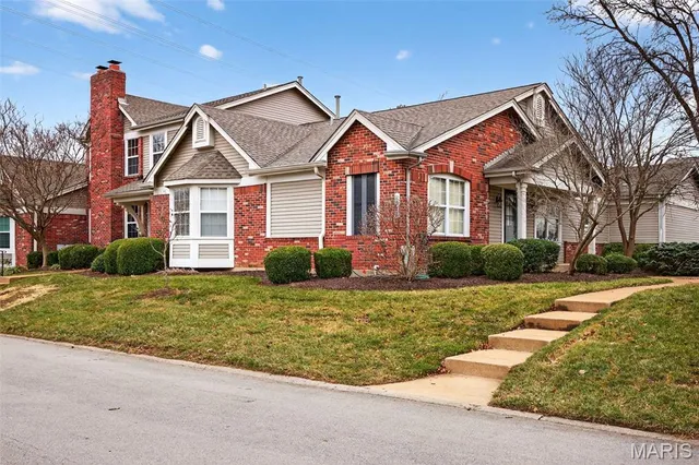 $385,000 | 1925 Dewitt Ridge Drive, Chesterfield, MO 63017