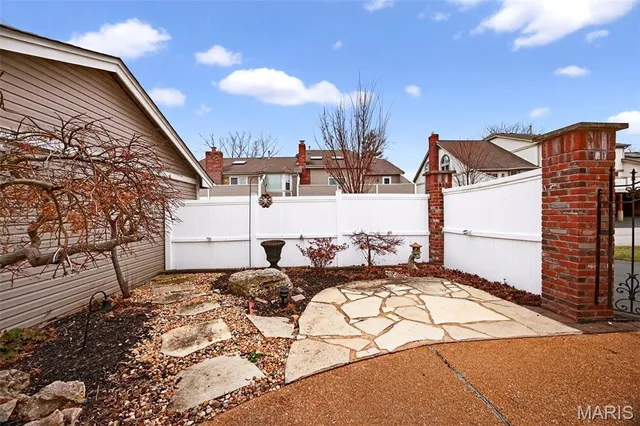 $385,000 | 1925 Dewitt Ridge Drive, Chesterfield, MO 63017