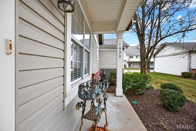 $385,000 | 1925 Dewitt Ridge Drive, Chesterfield, MO 63017