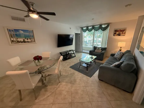 $2,800 | 700 East Boynton Beach Boulevard, Unit 203, Boynton Beach, FL 33435