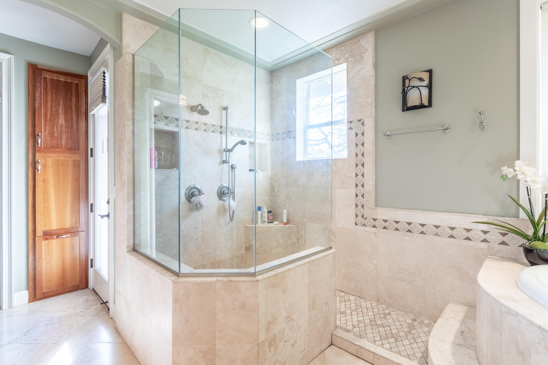 7775 Muletown Road Redding, CA 96001 - Photo 25 of 46 a bathroom with a bathtub and shower