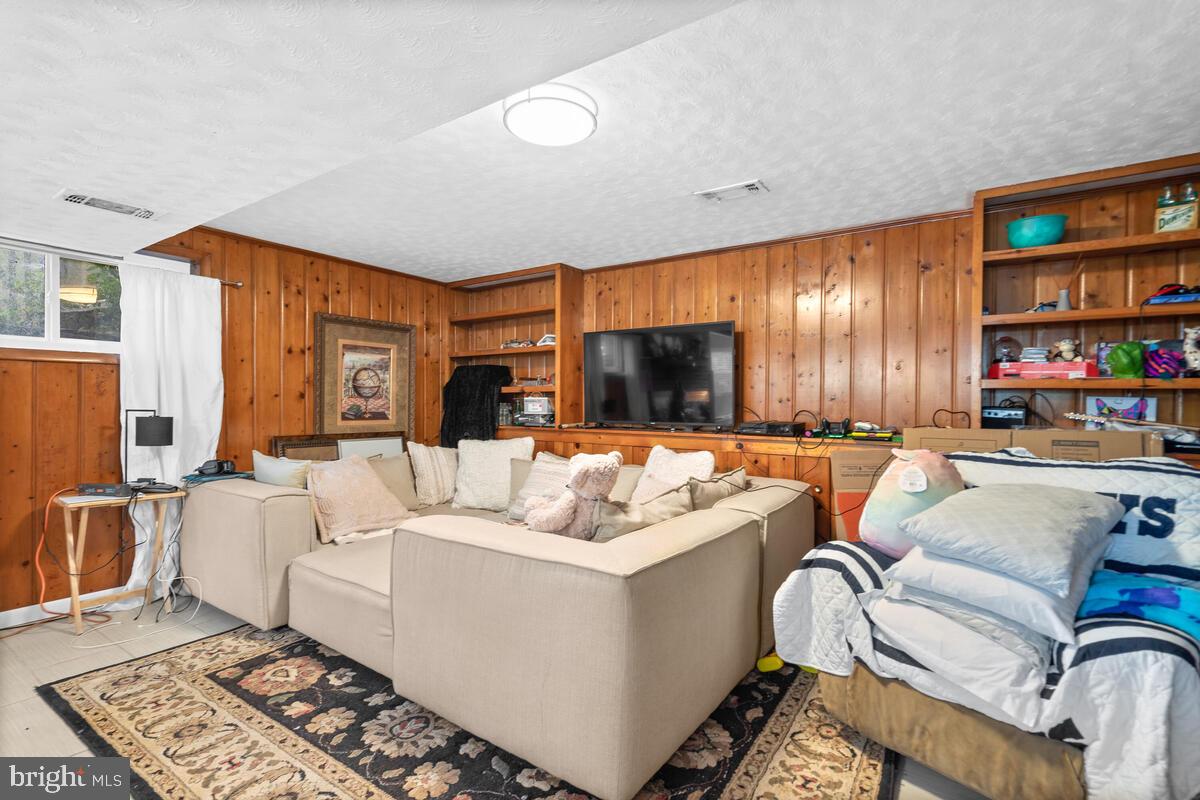 2328 Windsor Road Alexandria, VA 22307 - Photo 22 of 32