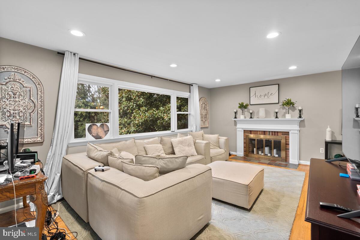 2328 Windsor Road Alexandria, VA 22307 - Photo 4 of 32