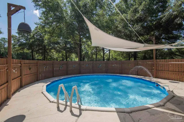 a view of a backyard