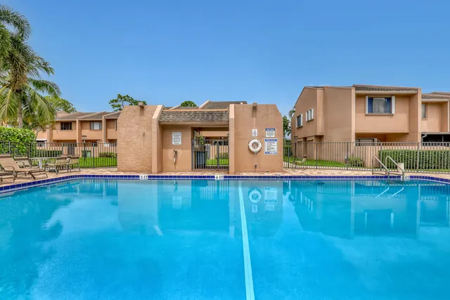 $289,000 | 139 Sparrow Drive, Unit 5A, Royal Palm Beach, FL 33411