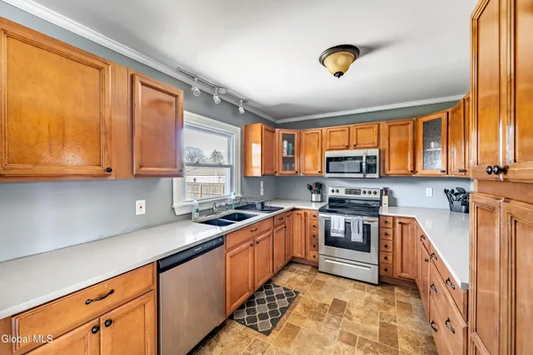 $305,000 | 2837 Woodbridge Avenue, Rotterdam, NY 12306