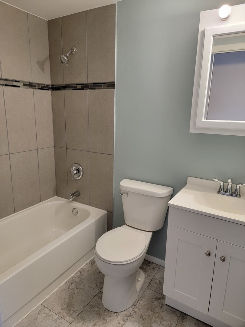 313 Dean Circle Bolingbrook, IL 60440 - Photo 9 of 15 a bathroom with a toilet a sink and bathtub