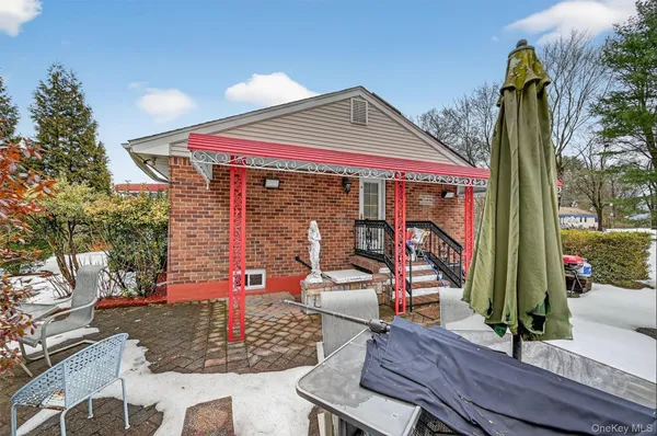 $995,000 | 4 Kingsland Drive, New City, NY 10956