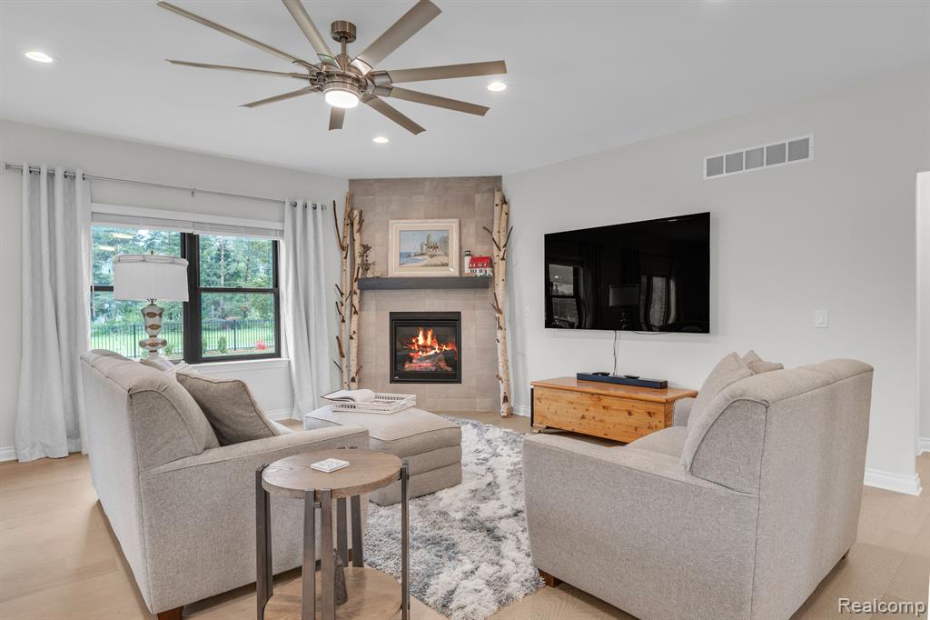 3166 Roma Wixom, MI 48393 - Photo 4 of 44 Gallery Image 4