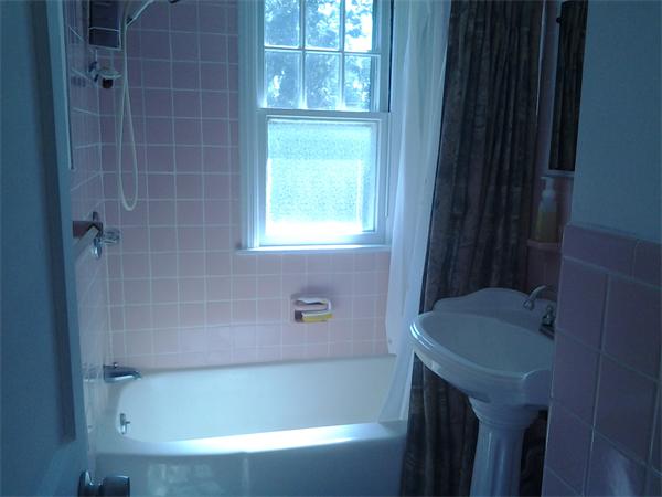 161 Mayflower Road Springfield, MA 01118 - Photo 9 of 20 a bathroom with a sink and a bathtub