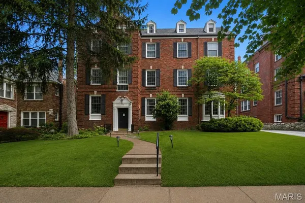 $429,000 | 7529 Wellington Way, Unit 1, Clayton, MO 63105