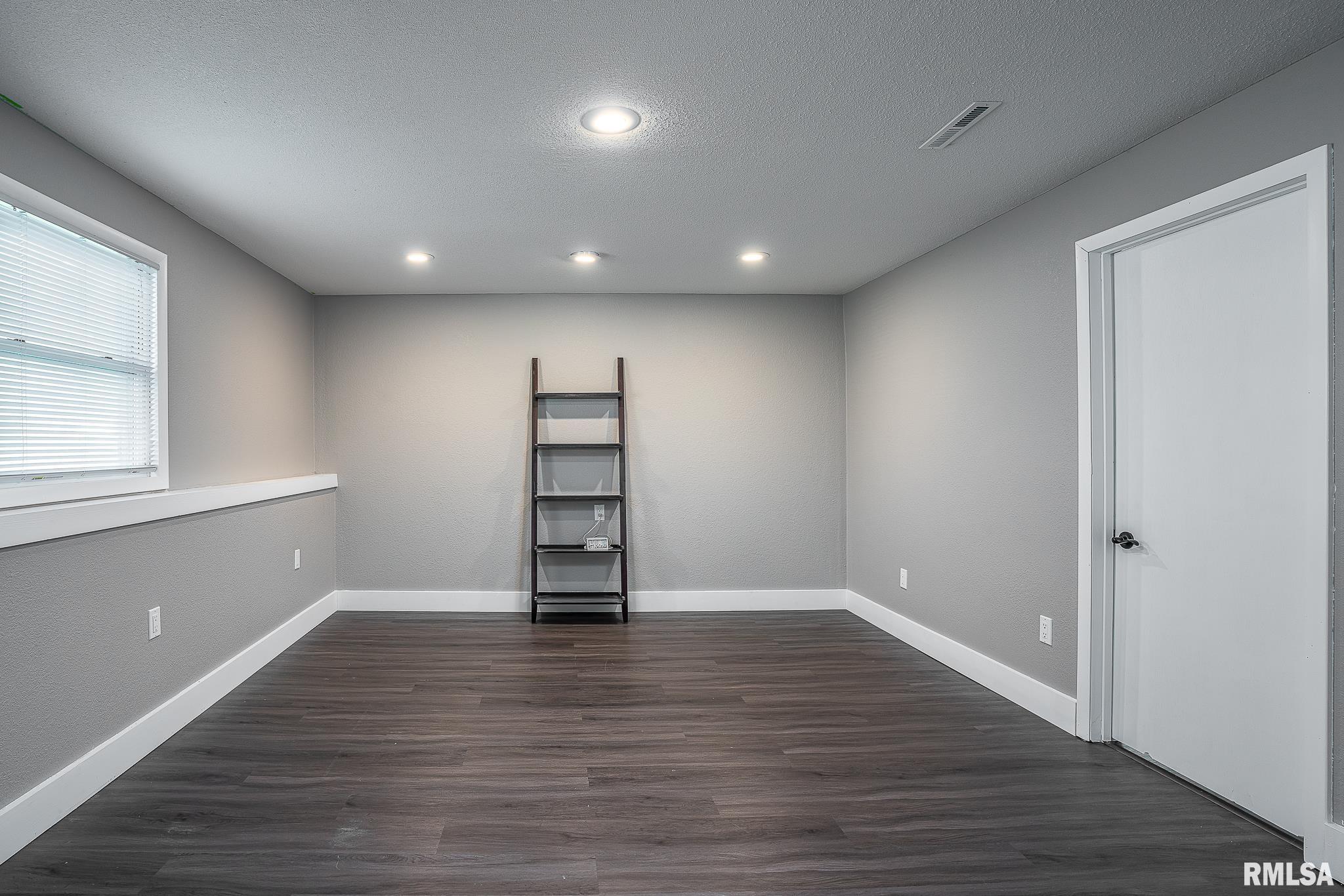 1605 Middle Road Camanche, IA 52730 - Photo 18 of 24 Gallery Image 18