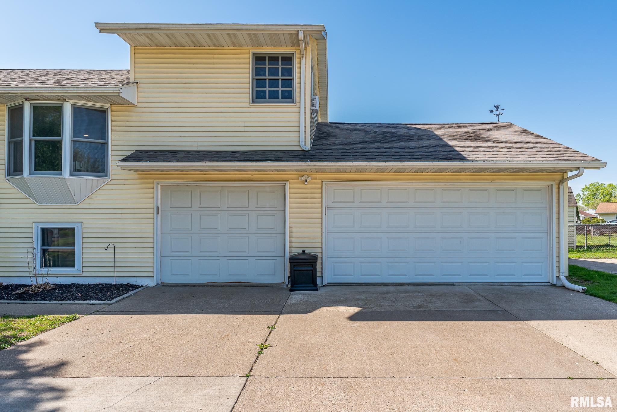 1605 Middle Road Camanche, IA 52730 - Photo 3 of 24 Gallery Image 3