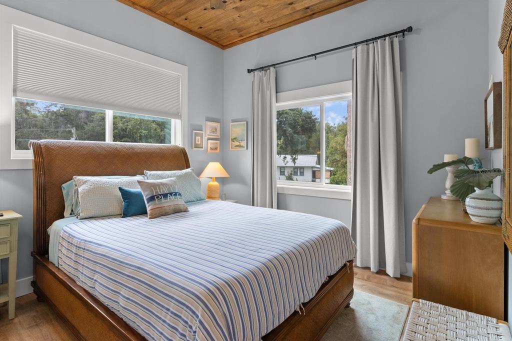 5328 Riverside Drive Yankeetown, FL 34498 - Photo 22 of 46 a bedroom with double bed and a window