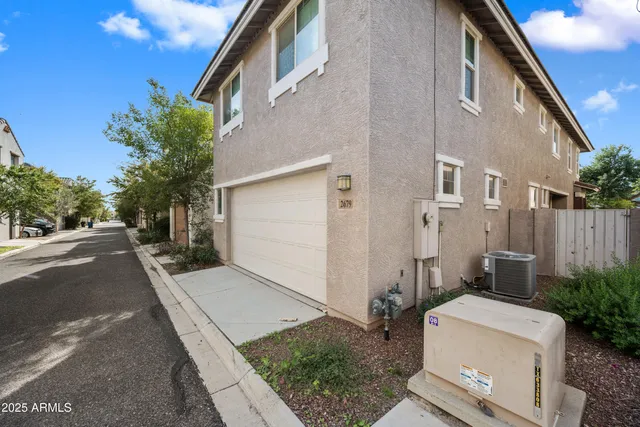 a view of back yard of the house