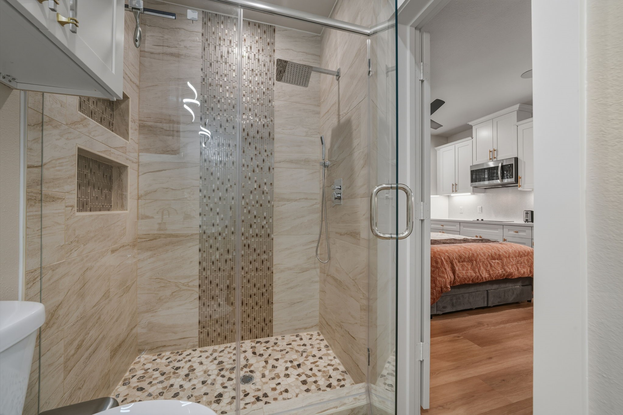 3539 Mt Pleasant Street, Unit B Houston, TX 77021 - Photo 14 of 16 a bathroom with a shower