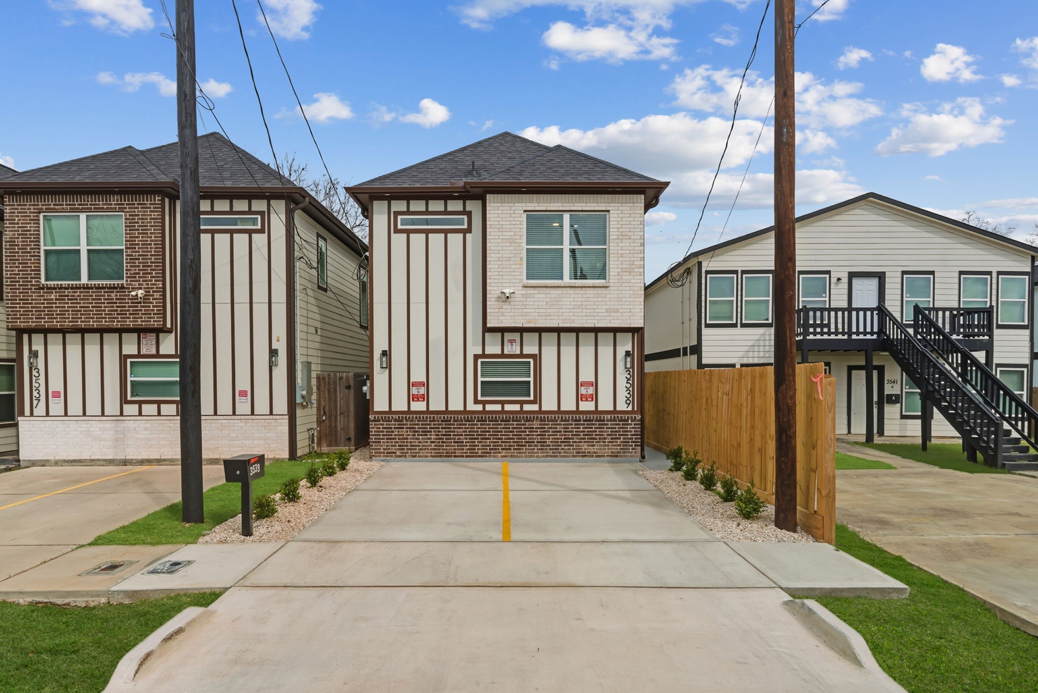 3539 Mt Pleasant Street, Unit B Houston, TX 77021 - Photo 2 of 16 a front view of a house with a yard
