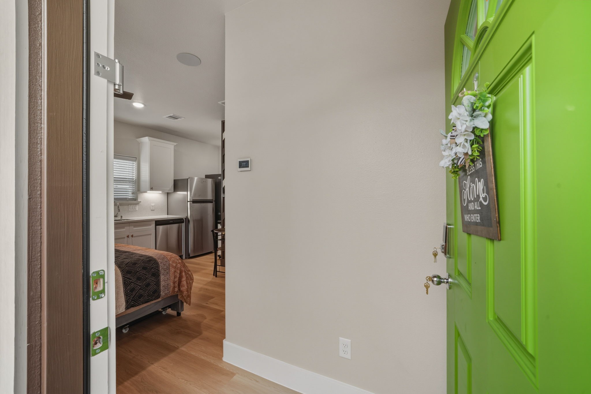 3539 Mt Pleasant Street, Unit B Houston, TX 77021 - Photo 4 of 16 a view of a hallway with furniture and a livingroom