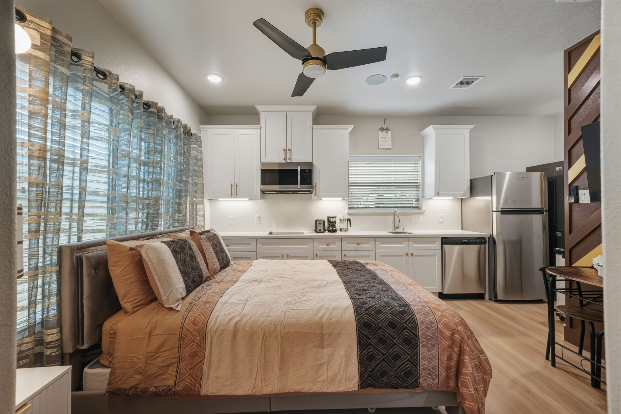 3539 Mt Pleasant Street, Unit B Houston, TX 77021 - Photo 5 of 16 a bedroom with a large bed a flat screen tv and a window