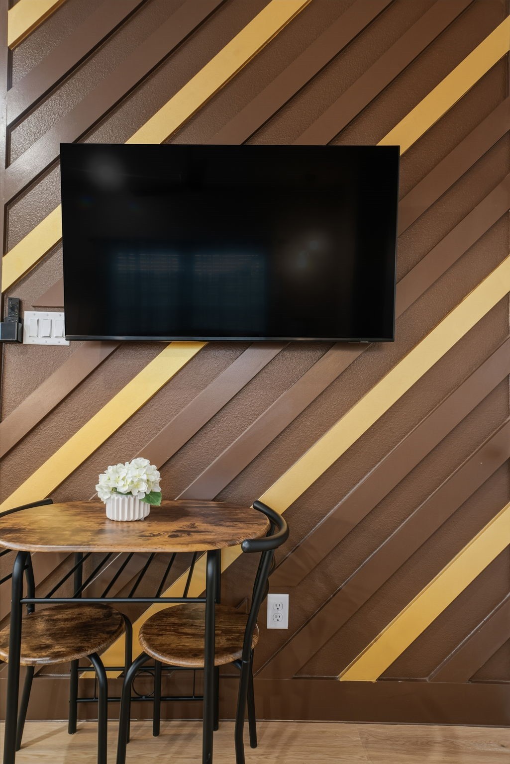 3539 Mt Pleasant Street, Unit B Houston, TX 77021 - Photo 6 of 16 a view of an outdoor space with seating area