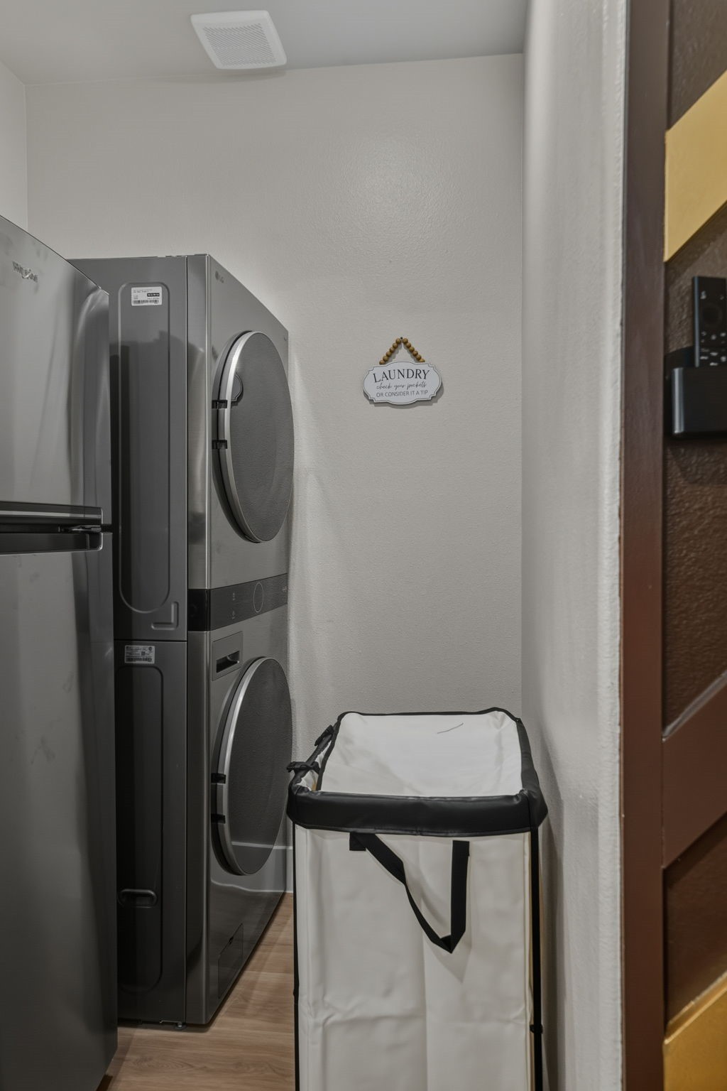 3539 Mt Pleasant Street, Unit B Houston, TX 77021 - Photo 10 of 16 a close view of a utility room with dryer and washer