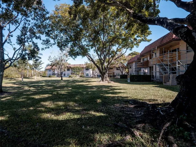 a view of yard with tree s