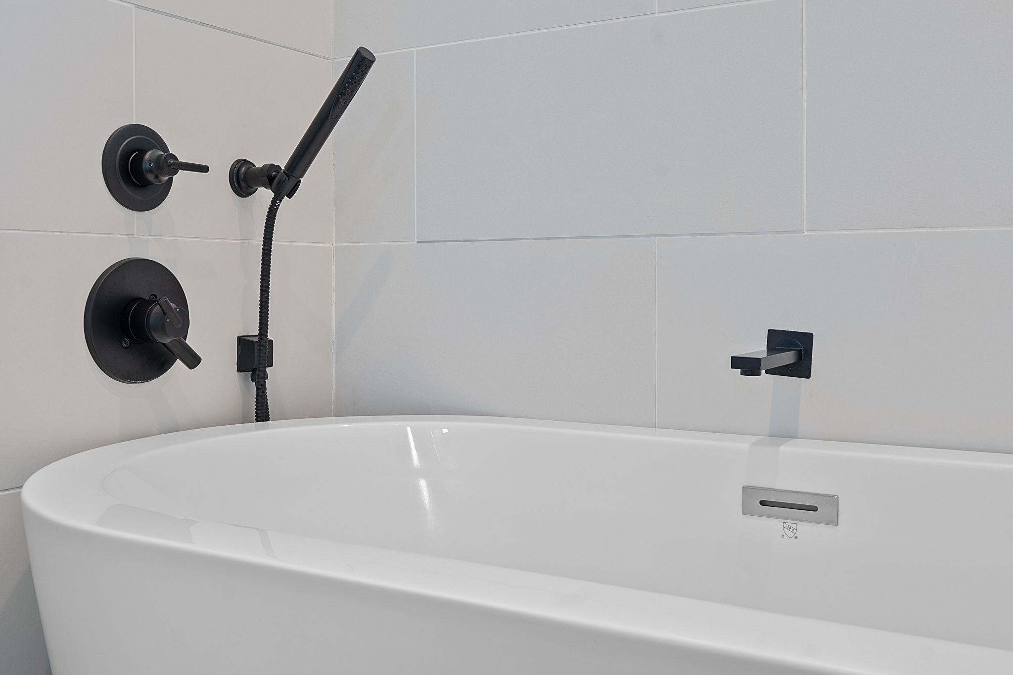 308 Onion Street Austin, TX 78702 - Photo 28 of 40 a bathroom with a bathtub