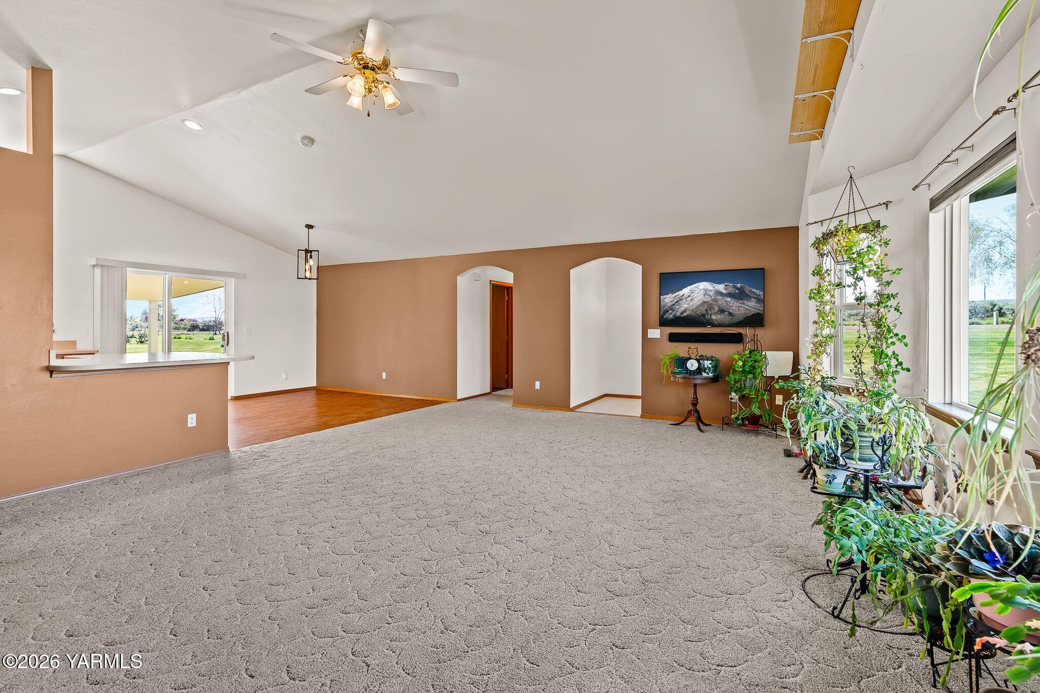 15771 Fisk Road Yakima, WA 98908 - Photo 6 of 30 Living Room