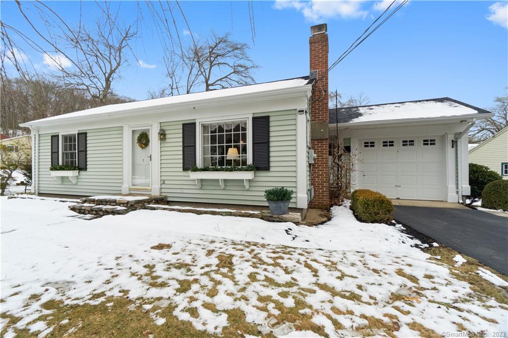7 Pennicott Road Waterford, CT 06375 - Photo 1 of 1 a front view of a house
