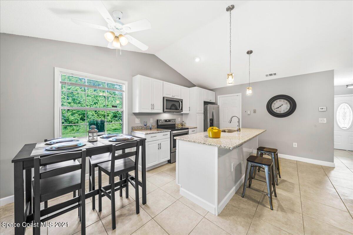 386 Gordon Road Northwest Palm Bay, FL 32907 - Photo 10 of 25 Dining Room