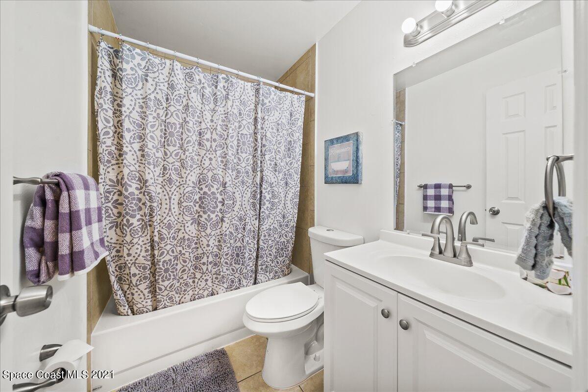 386 Gordon Road Northwest Palm Bay, FL 32907 - Photo 19 of 25 Guest Bathroom