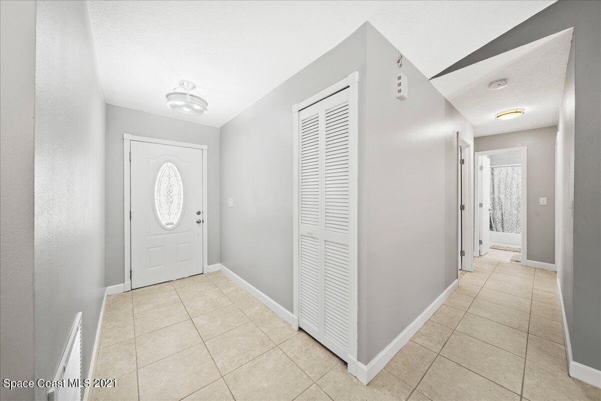 386 Gordon Road Northwest Palm Bay, FL 32907 - Photo 4 of 25 Foyer