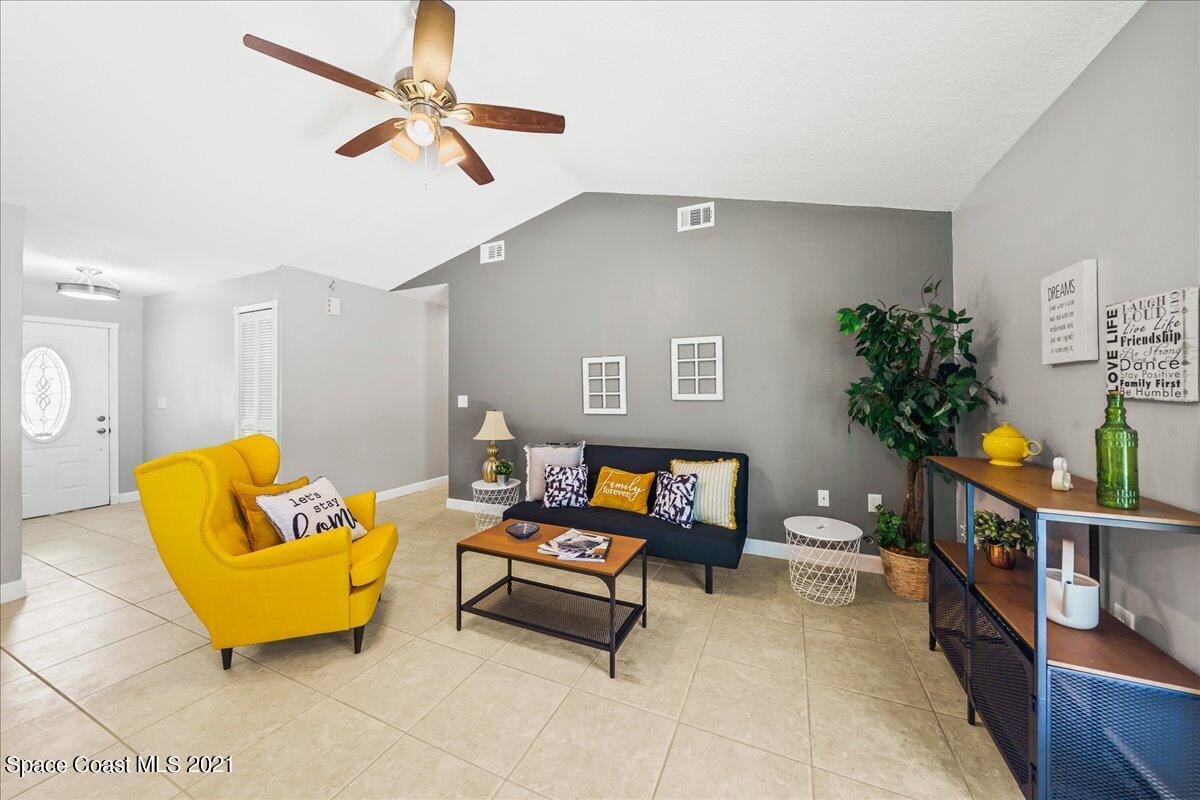 386 Gordon Road Northwest Palm Bay, FL 32907 - Photo 5 of 25 Living Room