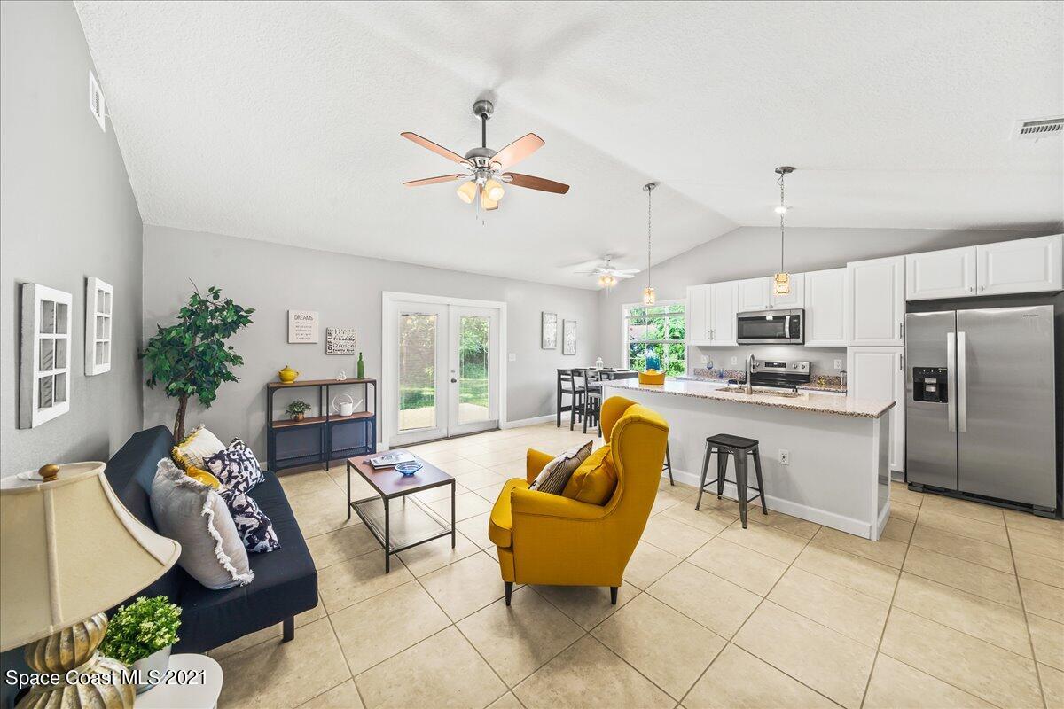 386 Gordon Road Northwest Palm Bay, FL 32907 - Photo 6 of 25 Living Room