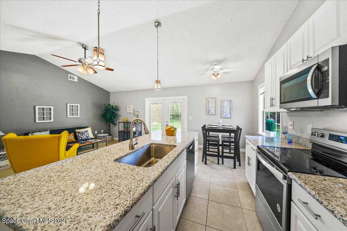 386 Gordon Road Northwest Palm Bay, FL 32907 - Photo 9 of 25 Beautiful Kitchen