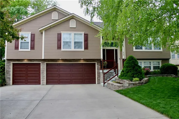 $385,000 | 516 Northeast Topaz Drive, Lee's Summit, MO 64086